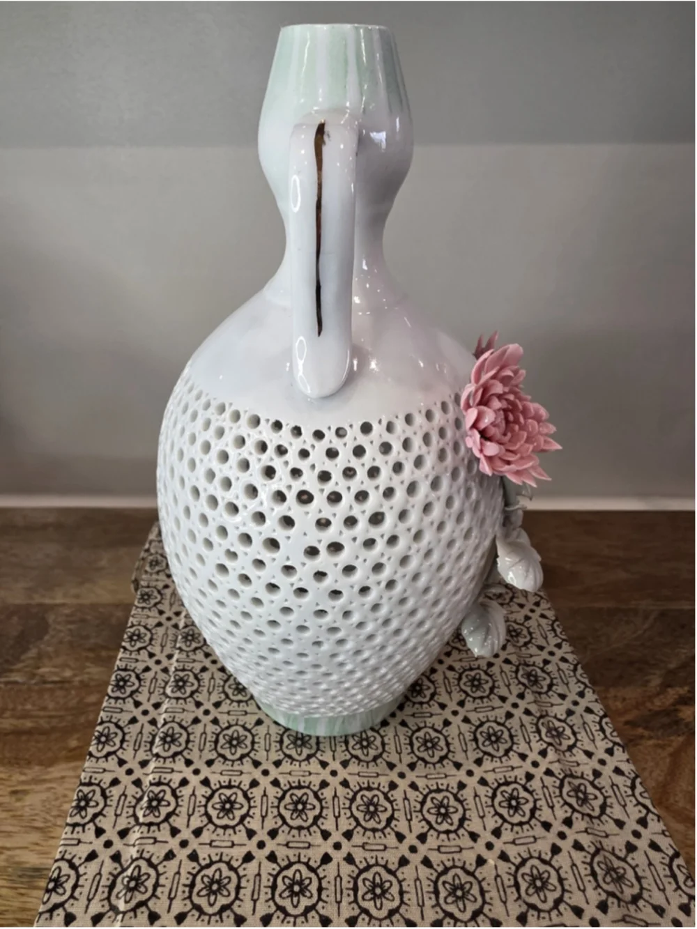 VTG Reticulated Porcelain Double Handle Floral Vase Pink Flowers Boxed 7